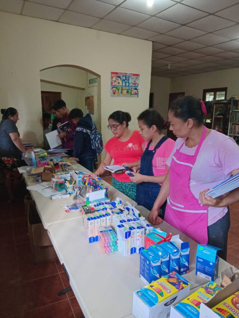 Entrega de material escolar zona rural